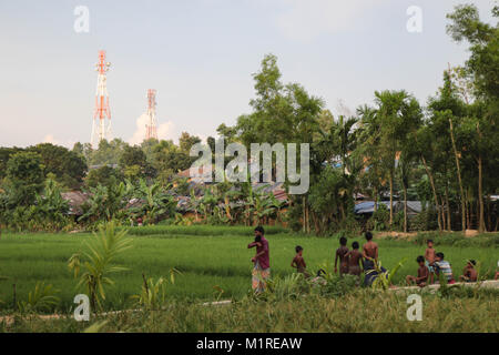 Settembre 26, 2017 - Cox's Bazar, Bangladesh - Rohingya a piedi lungo il percorso di entrare Kutupalong camp. Risaie si trovano su entrambi i lati del percorso.Oltre 600.000 Rohingya rifugiati sono fuggiti dal Myanmar Stato di Rakhine fin dal mese di agosto 2017, come la maggior parte di loro di tenere cercando di attraversare la frontiera per raggiungere il Bangladesh ogni giorno. Credito: John Owens/SOPA/ZUMA filo/Alamy Live News Foto Stock