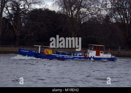 Londra, Regno Unito. 01 feb 2018. Alta Marea a Putney come il Tamigi raggiunge il limite. Credito: JOHNNY ARMSTEAD/Alamy Live News Foto Stock