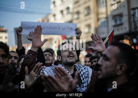 La striscia di Gaza City, nella Striscia di Gaza. 01 feb 2018. I sostenitori del Fronte Popolare per la liberazione della Palestina (PFLP) protesta a sostegno della riconciliazione tra il partito politico nazionale Fatah e rivali islamista Hamas, nonché esigente di migliori condizioni di vita, in Jabalia, a nord della città di Gaza, Striscia di Gaza, 01 febbraio 2018. Credito: Mohammed Talatene/dpa/Alamy Live News Foto Stock