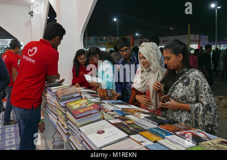 Febbraio 1, 2018 - Dhaka, Bangladesh - Febbraio 01, 2018 Dacca in Bangladesh - libro del Bangladesh amante visita prenota paura locali al Suhrawardi Udyan a Dhaka dopo il Primo Ministro Sheikh Hasina inaugurato. Secondo l'accademia competente conferenza stampa circa 455 editori impostare il loro libro si spegne al mese lungo Ekushey Book Fair. Â© Monirul Alam (credito Immagine: © Monirul Alam via ZUMA filo) Foto Stock