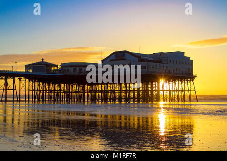 Tramonto mozzafiato, Blackpool, Lancashire, 1 feb 2018. Regno Unito Meteo. Dopo un ventoso e freddo giorno, il bagliore dorato di un tramonto mozzafiato sagome il famoso molo nord sul lungomare di Blackpool in Lancashire. Credito: Cernan Elias/Alamy Live News Foto Stock