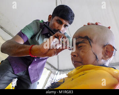 Kuala Lumpur, Malesia. Il 1° febbraio 2018. Un giovane ragazzo prende la sua testa rasata durante Thaipusam, una festa celebrata dalla comunità Tamil per commemorare l'occasione quando Murugan vinti il diavolo demone. Credito: Faris Hadziq/SOPA/ZUMA filo/Alamy Live News Foto Stock