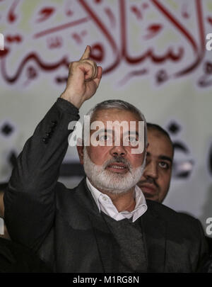 La striscia di Gaza City, nella Striscia di Gaza. 01 feb 2018. Il presidente dell'ufficio politico di Hamas palestinese il movimento islamista, Ismail Haniyeh, gesti durante una manifestazione di protesta contro la decisione degli Stati Uniti di designarlo come un terrorista, nella città di Gaza, Striscia di Gaza, 01 febbraio 2018. Credito: Wissam Nassar/dpa/Alamy Live News Foto Stock