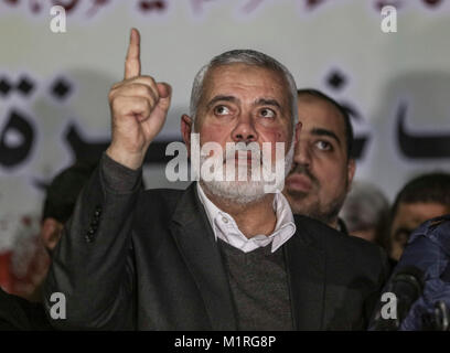 La striscia di Gaza City, nella Striscia di Gaza. 01 feb 2018. Il presidente dell'ufficio politico di Hamas palestinese il movimento islamista, Ismail Haniyeh, gesti durante una manifestazione di protesta contro la decisione degli Stati Uniti di designarlo come un terrorista, nella città di Gaza, Striscia di Gaza, 01 febbraio 2018. Credito: Wissam Nassar/dpa/Alamy Live News Foto Stock