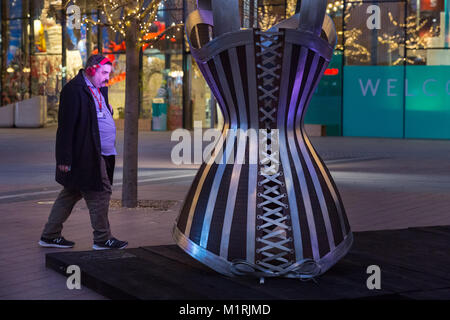 Penisola di Greenwich, Londra, UK, 1 feb 2018. Le persone interagiscono con le opere d'arte. Pubblica inaugurale il posizionamento di un trio di sculture, Bra, Stiletto Heel e Corsetto da acclamato artista Kalliopi Lemos, chi è presente per l'anteprima del Peninsula Square sulla penisola di Greenwich. La celebre opera forma parte di una serie in corso "strumenti del endearment', le tre opere sono esposte insieme per la prima volta dal 1 febbraio, sulla strada principale per l'O2, ed è presentata dalla galleria ora. Credito: Imageplotter News e sport/Alamy Live News Foto Stock