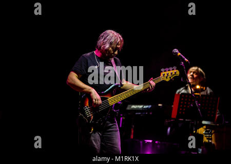 Teatro Duse, Bologna - Italia. La rock band italiana, i nomadi, eseguite durante un live del loro ultimo giro. Il credito Luigi Rizzo/Alamy Live News Foto Stock