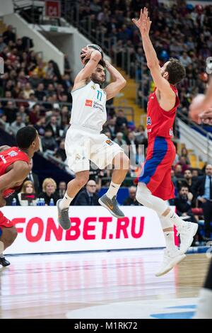 Mosca, Russia. Il 1° febbraio 2018. Facundo Campazzo (C) del Real Madrid passa la palla durante il il 2017-2018 Eurolega di Basket match tra CSKA Mosca e Real Madrid a Mosca, Russia, 1 febbraio 2018. Il CSKA ha vinto 93-81. Credito: Wu Zhuang/Xinhua/Alamy Live News Foto Stock