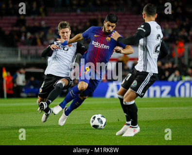 Barcellona, Spagna. Il 1° febbraio 2018. Barcellona Luis Suarez (C) compete durante il re spagnolo's Cup Semifinal prima gamba partita di calcio tra Barcellona e Valencia a Barcellona in Spagna il 1 febbraio 2018. Barcellona ha vinto 1-0. Credito: Joan Gosa/Xinhua/Alamy Live News Foto Stock