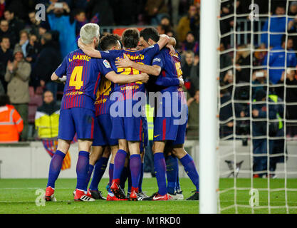 Barcellona, Spagna. Il 1° febbraio 2018. I giocatori di Barcellona celebrare durante il re spagnolo's Cup Semifinal prima gamba partita di calcio tra Barcellona e Valencia a Barcellona in Spagna il 1 febbraio 2018. Barcellona ha vinto 1-0. Credito: Joan Gosa/Xinhua/Alamy Live News Foto Stock