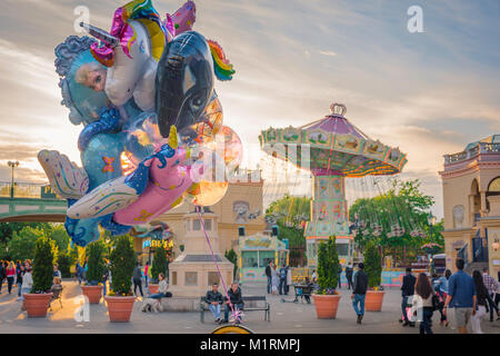 Parco divertimenti Vienna Prater, vista su mongolfiere colorate e una giostra situata vicino all'ingresso del famoso parco divertimenti Prater di Vienna. Foto Stock