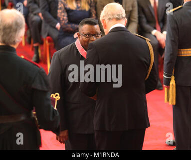 Il sig. Isaac Julien da Londra è realizzato un CBE (comandante dell'ordine dell'Impero Britannico) dal Principe di Galles, durante una cerimonia di investitura a Buckingham Palace di Londra. Foto Stock