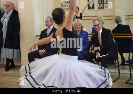 La duchessa di Cornovaglia orologi studenti ballare durante una visita alla Royal Academy of Dance in Battersea, Londra, dove ha imparato circa l'argento cigni programma, un'iniziativa che offre classi di balletto appositamente progettati per oltre 55s. Foto Stock