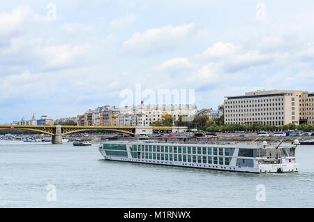 Imbarcazione da diporto sul fiume Danubio, Budapest. Foto Stock