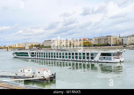 Imbarcazione da diporto sul fiume Danubio, Budapest. Foto Stock