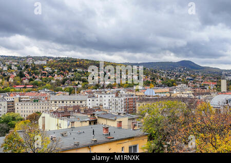 Quartieri residenziali a Budapest. Strade nella stagione autunnale. Foto Stock