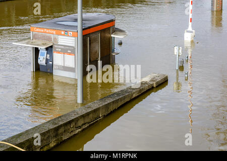 Parigi, Francia - Gennaio, 26 2018: un parcheggio casello del 'Bateaux Parisiens' tourist shuttle boat company viene allagata a metà altezza durante un w Foto Stock