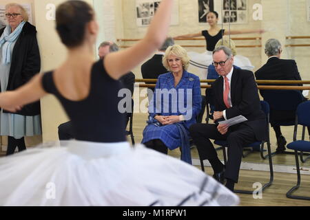 La duchessa di Cornovaglia orologi studenti ballare durante una visita alla Royal Academy of Dance in Battersea, Londra, dove ha imparato circa l'argento cigni programma, un'iniziativa che offre classi di balletto appositamente progettati per oltre 55s. Foto Stock