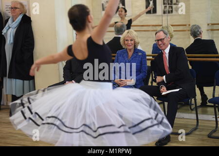 La duchessa di Cornovaglia orologi studenti ballare durante una visita alla Royal Academy of Dance in Battersea, Londra, dove ha imparato circa l'argento cigni programma, un'iniziativa che offre classi di balletto appositamente progettati per oltre 55s. Foto Stock