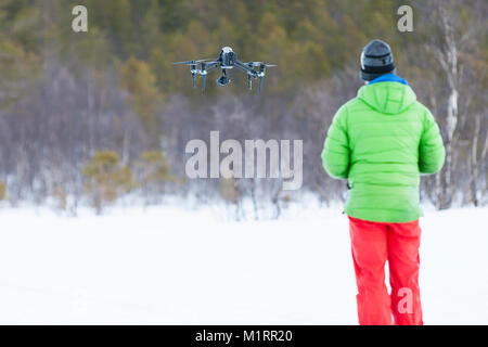 Overbygd, Norvegia. Drone op Eirik Heim flying drone. Foto Stock