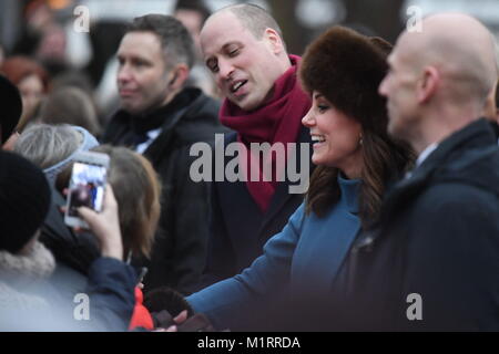 Il Duca e la Duchessa di Cambridge soddisfare la folla come arrivano al Norwegian Royal Palace a Oslo, Norvegia. Foto Stock