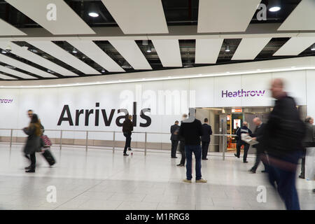 Bassa velocità dell'otturatore della fotocamera sottolineando il movimento in area arrivi Heathrow Terminal 4,Inghilterra Foto Stock