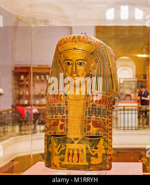 Oro egiziano funerale scrigno/maschera, Museo del Cairo, il Cairo, Egitto. Foto Stock
