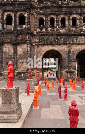 Porta Nigra con installazione di Marx a Treviri in Germania Foto Stock