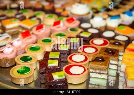 Torte in miniatura su un vassoio in corrispondenza di una stazione di deserto a una cena a buffet, Naples, Florida, Stati Uniti d'America Foto Stock