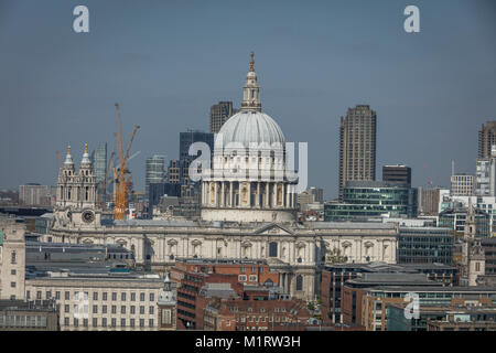 La cattedrale di san Paolo a Londra dalla Tate Modern tetto Foto Stock