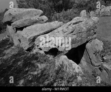 Mané Kerioned, Plouharnel, Brittany, Francia: il western di 3 passaggio del Neolitico tombe disposte in una forma a U aperta al S. vista NE con ingresso. Foto Stock