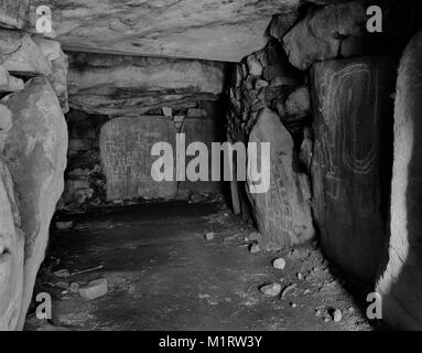 Arte megalitico nella camera di Mané Kerioned (E) passaggio del Neolitico grave, Plouharnel, Brittany, Francia. Vista della camera di sepoltura al N estremità del passaggio. Foto Stock