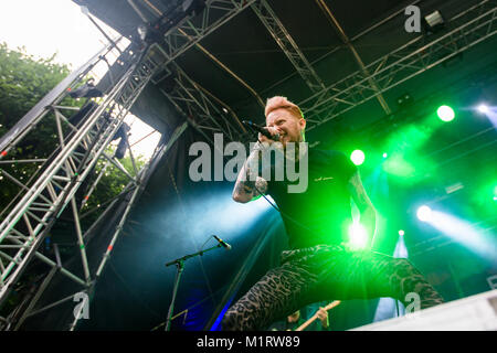 Norvegia, Bergen - Agosto 18, 2017. L'inglese punk band Frank Carter e i rattlesnakes eseguire un concerto dal vivo a Bastionen a Bergen. Qui Frank Carter è visto dal vivo sul palco. Foto Stock