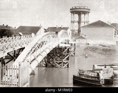 Ponte sul torrente, e water tower, Shanghai, Cina c.1880s Foto Stock