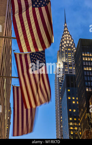 Chrysler building e bandierine americane New York City Foto Stock