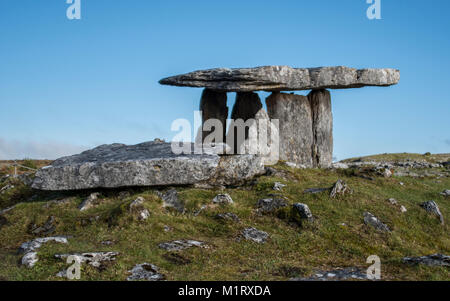 Il Poulnabrone Dolmen si erge il silenzio e la lonely guardare in Irlanda in remoto. Foto Stock