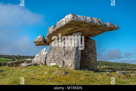 Il Poulnabrone Dolmen si erge il silenzio e la lonely guardare in Irlanda in remoto. Foto Stock