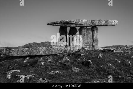 Il Poulnabrone Dolmen si erge il silenzio e la lonely guardare in Irlanda in remoto. Foto Stock