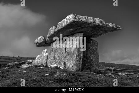 Il Poulnabrone Dolmen si erge il silenzio e la lonely guardare in Irlanda in remoto. Foto Stock