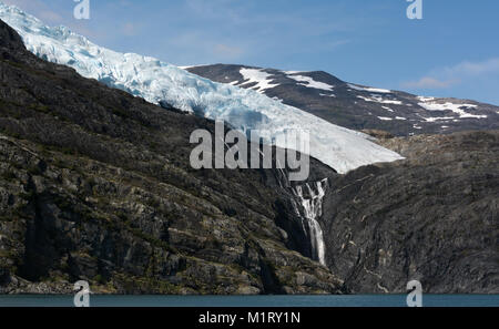 Ghiacciaio bianco cascate di acqua attraverso molte battute sul modo di Prince William Sound. Foto Stock