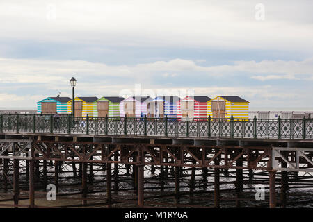 Hastings pier cabine sulla spiaggia, da architetti dRMM inverno 2017, east sussex, Regno Unito Foto Stock