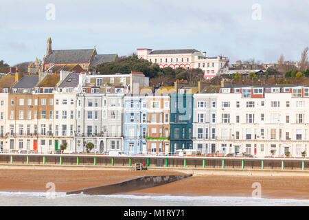 Lungomare case vittoriane e bottiglia alley hastings, east sussex, Regno Unito Foto Stock