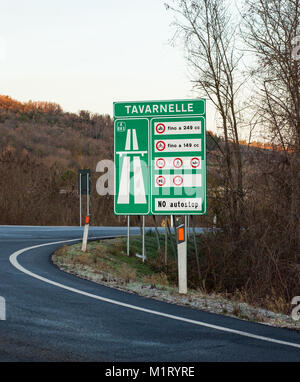 Tavarnelle Val di Pesa, Toscana, non pagato autostrada strada di collegamento. Foto Stock