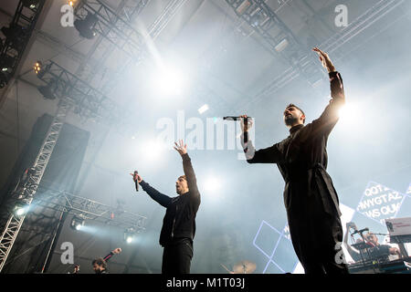 Il Norvegese gruppo rap Karpe Diem esegue un concerto dal vivo presso il norvegese music festival UKEN 2016 a Bergen. Il duo è composto da due rappers Magdi Omar Ytreeide Abdelmaguid e Chirag Rashmikant Patel. Norvegia, 05/03 2016. Foto Stock