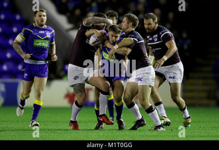 Warrington's Matty Russell viene affrontato da Leeds rinoceronti giocatori durante la Betfred Super League match al Halliwell Jones Stadium, Warrington. Foto Stock