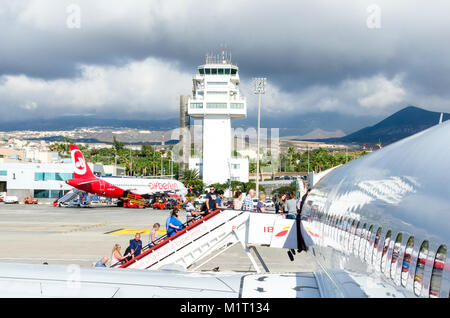 I passeggeri a bordo di un aereo a Tenerife-South aeroporto, Spagna, come aria di tempesta sopra Foto Stock