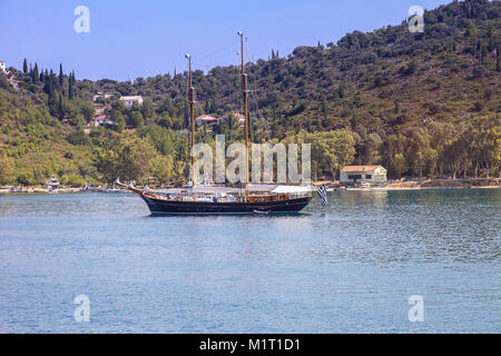 Ithaca - Grecia luglio 13 - grandi imbarcazioni a vela di legno ancorata in una baia dell'isola di Ithaca fuori della costa nord-est di Cefalonia e a ovest di cont Foto Stock