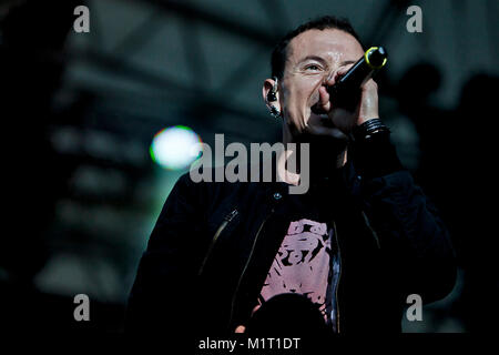 La American rock band Linkin Park esegue un concerto dal vivo presso il norvegese music festival Hovefestivalen 2011. Qui cantante Chester Bennington è visto dal vivo sul palco. Norvegia, 28/06 2011. Foto Stock