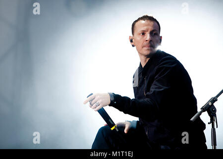 La American rock band Linkin Park esegue un concerto dal vivo presso il norvegese music festival Hovefestivalen 2011. Qui cantante Chester Bennington è visto dal vivo sul palco. Norvegia, 28/06 2011. Foto Stock