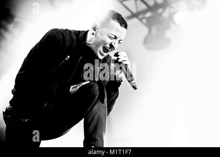 La American rock band Linkin Park esegue un concerto dal vivo presso il norvegese music festival Hovefestivalen 2011. Qui cantante Chester Bennington è visto dal vivo sul palco. Norvegia, 28/06 2011. Foto Stock