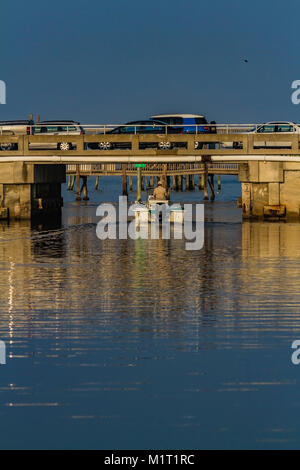 Sotto il ponte a Cedar Key diretti verso il Golfo del Messico per una giornata di pesca. Foto Stock